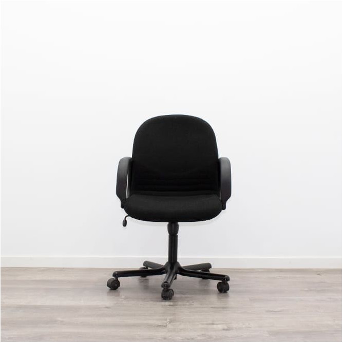 Silla operativa giratoria tapizada en negro