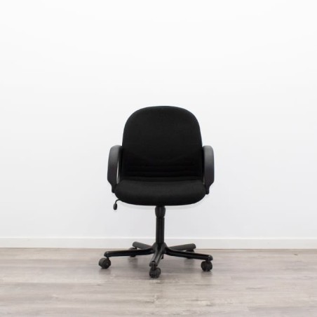 Silla operativa giratoria tapizada en negro