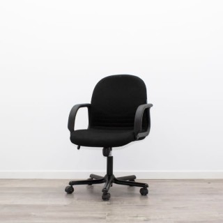 Silla operativa giratoria tapizada en negro 2