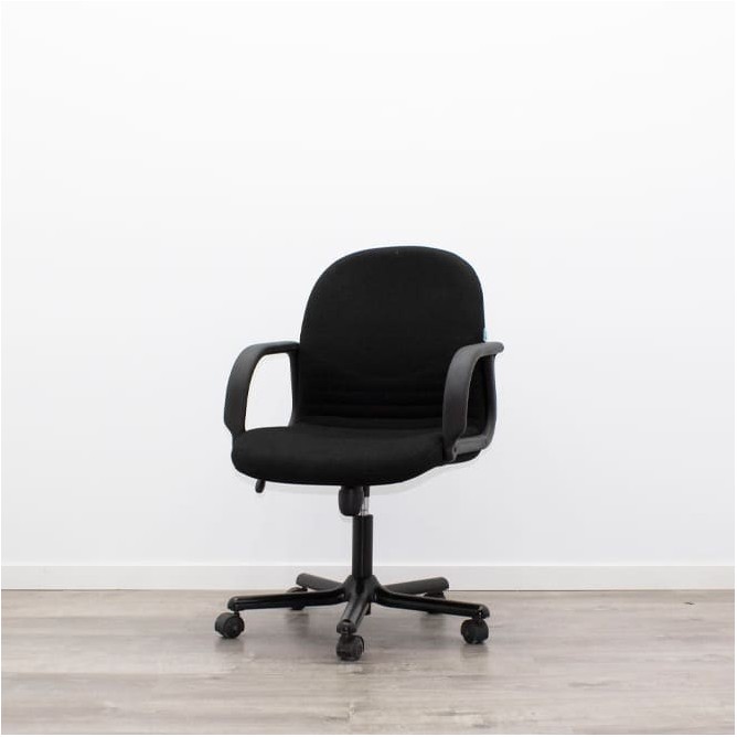 Silla operativa giratoria tapizada en negro