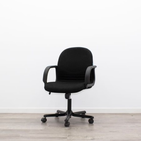 Silla operativa giratoria tapizada en negro