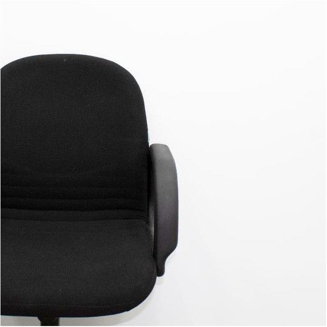 Silla operativa giratoria tapizada en negro