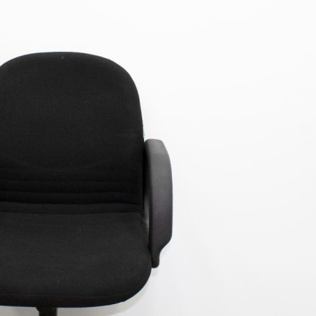 Silla operativa giratoria tapizada en negro