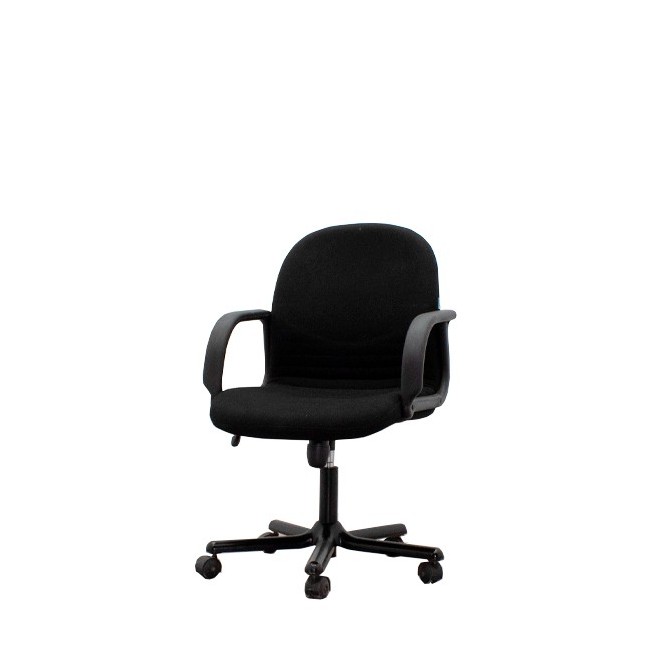 Silla operativa giratoria tapizada en negro