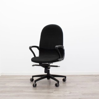 Silla operativa basculante tapizada en negro 2