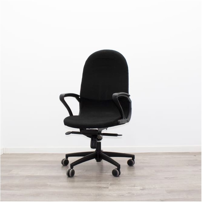 Silla operativa basculante tapizada en negro