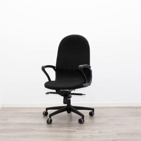 Silla operativa basculante tapizada en negro