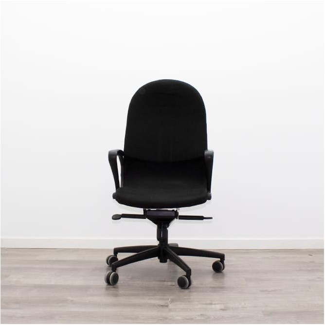 Silla operativa basculante tapizada en negro