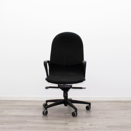 Silla operativa basculante tapizada en negro