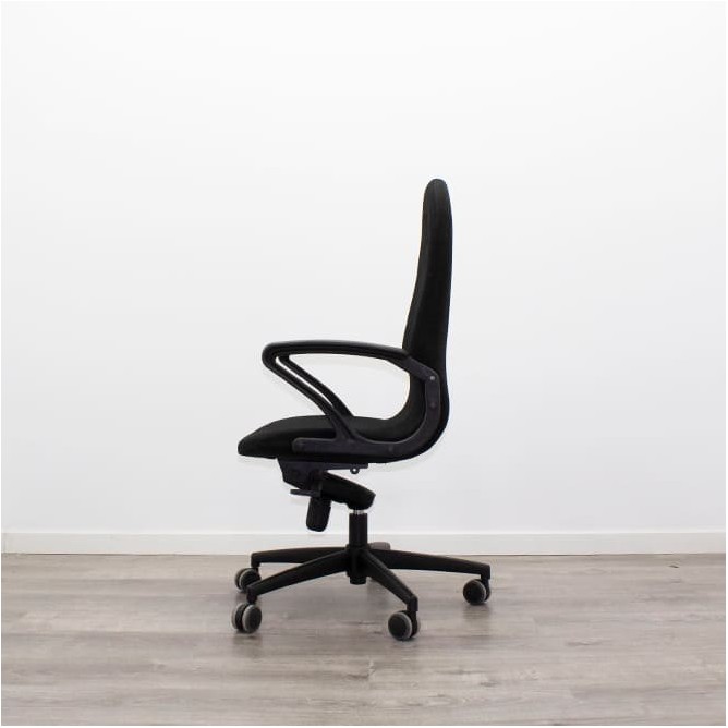 Silla operativa basculante tapizada en negro