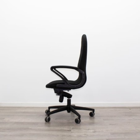 Silla operativa basculante tapizada en negro