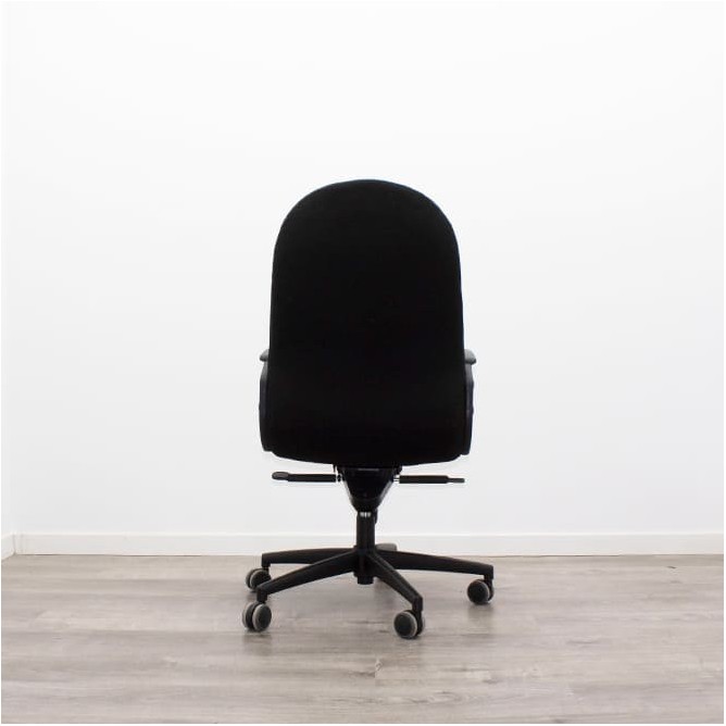 Silla operativa basculante tapizada en negro