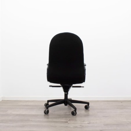 Silla operativa basculante tapizada en negro