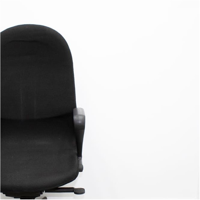 Silla operativa basculante tapizada en negro