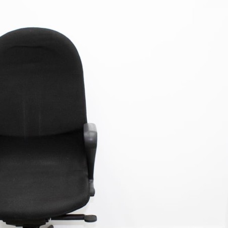 Silla operativa basculante tapizada en negro