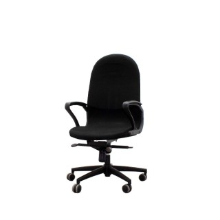 Silla operativa basculante tapizada en negro