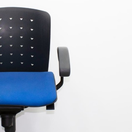 Silla operativa giratoria respaldo polipropileno y asiento azul