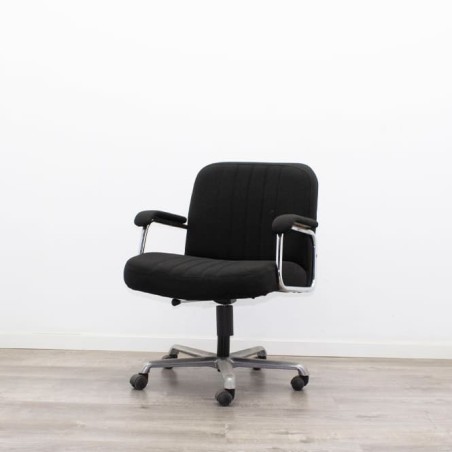Silla operativa giratoria tapizada en negro