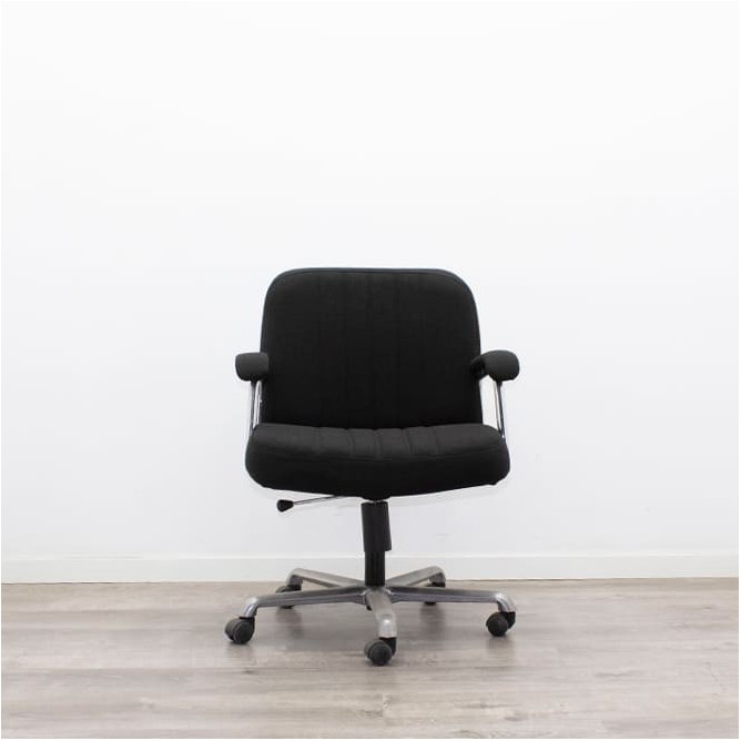 Silla operativa giratoria tapizada en negro