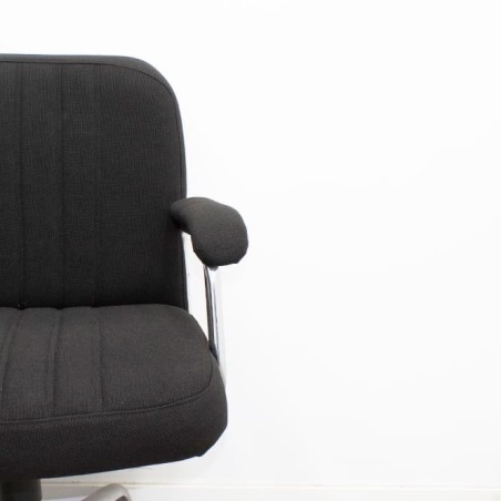 Silla operativa giratoria tapizada en negro