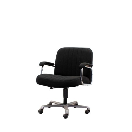 Silla operativa giratoria tapizada en negro