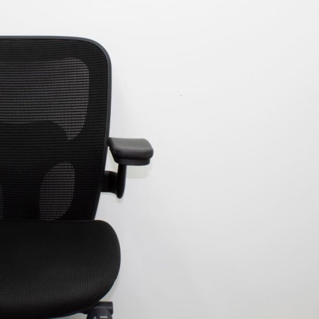 Silla operativa negra con respaldo de malla