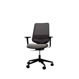 Silla operativa gris con respaldo de malla y apoyo lumbar DOT.PRO