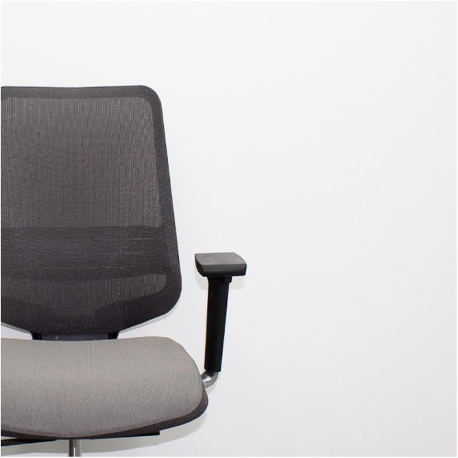 Silla operativa gris con respaldo de malla y apoyo lumbar DOT.PRO
