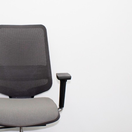 Silla operativa gris con respaldo de malla y apoyo lumbar DOT.PRO