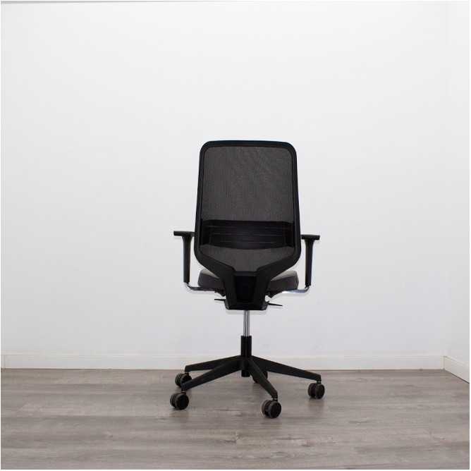Silla operativa gris con respaldo de malla y apoyo lumbar DOT.PRO