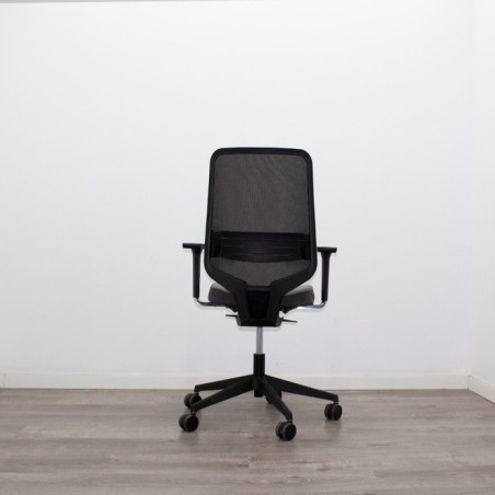 Silla operativa gris con respaldo de malla y apoyo lumbar DOT.PRO
