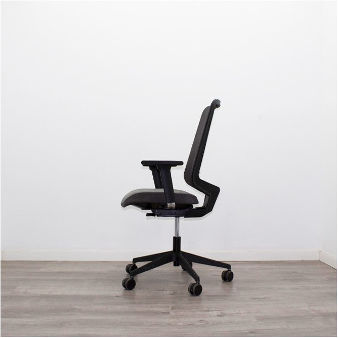 Silla operativa gris con respaldo de malla y apoyo lumbar DOT.PRO