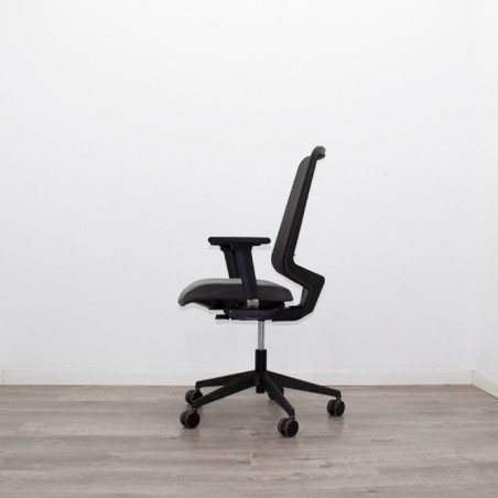 Silla operativa gris con respaldo de malla y apoyo lumbar DOT.PRO