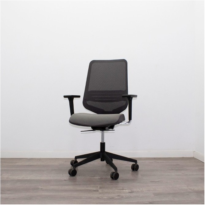 Silla operativa gris con respaldo de malla y apoyo lumbar DOT.PRO