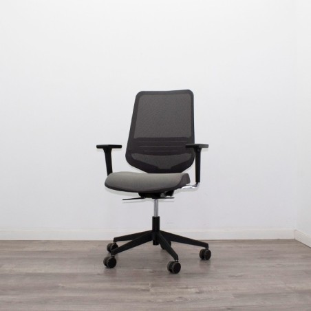 Silla operativa gris con respaldo de malla y apoyo lumbar DOT.PRO
