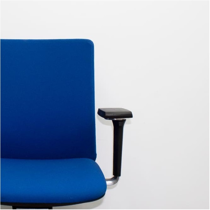 Silla operativa SPOT azul con respaldo regulable