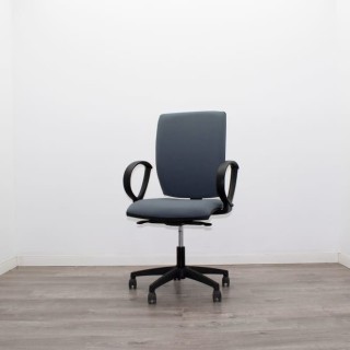 Silla operativa con brazos fijos en gris azulado 2