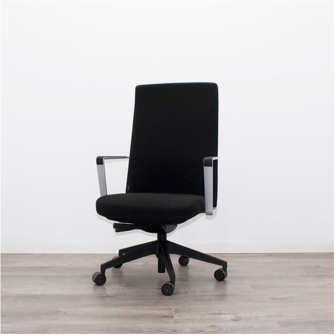 Silla dirección tapizada negra con brazos fijos