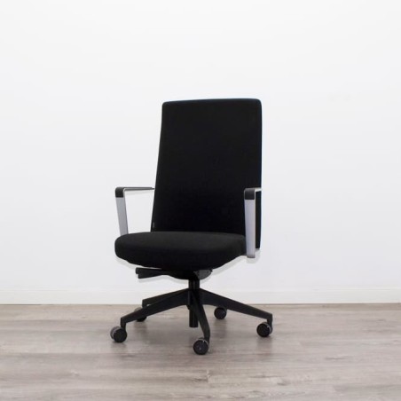 Silla dirección tapizada negra con brazos fijos