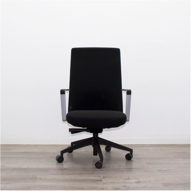 Silla dirección tapizada negra con brazos fijos