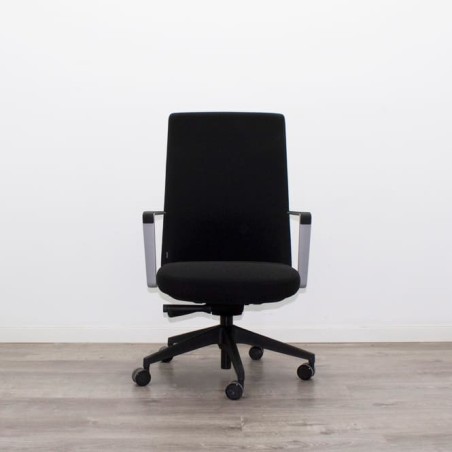 Silla dirección tapizada negra con brazos fijos