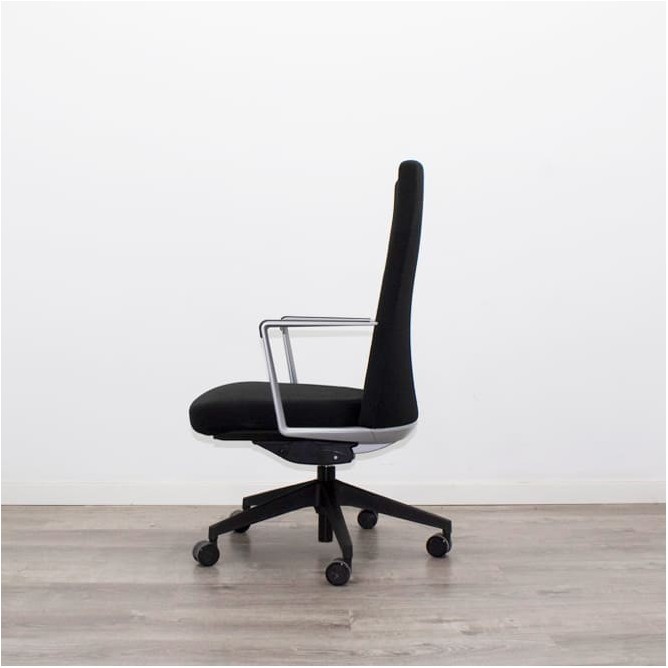 Silla dirección tapizada negra con brazos fijos