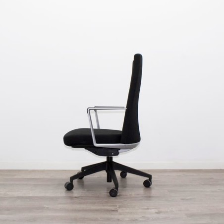 Silla dirección tapizada negra con brazos fijos