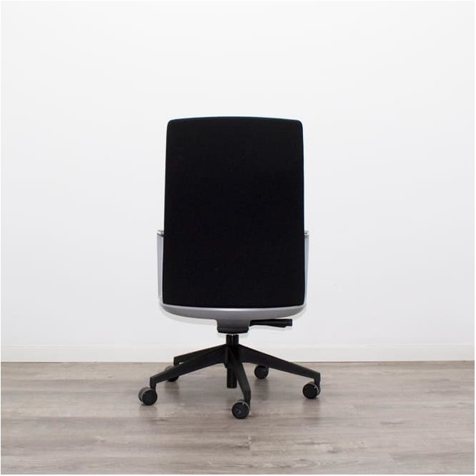 Silla dirección tapizada negra con brazos fijos
