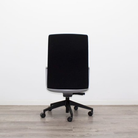 Silla dirección tapizada negra con brazos fijos