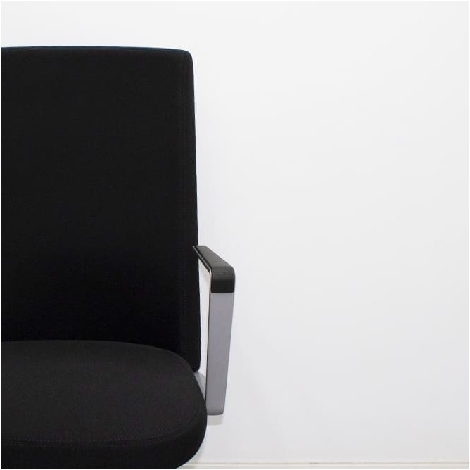 Silla dirección tapizada negra con brazos fijos