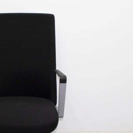 Silla dirección tapizada negra con brazos fijos