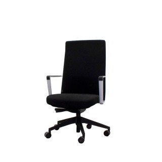 Silla dirección tapizada negra con brazos fijos