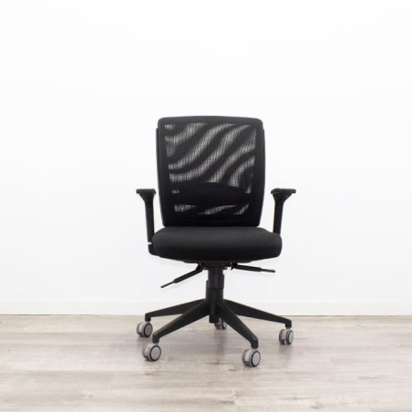 Silla operativa respaldo malla en negro con brazos regulables