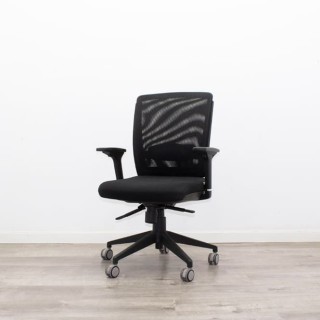 Silla operativa respaldo malla en negro con brazos regulables 2